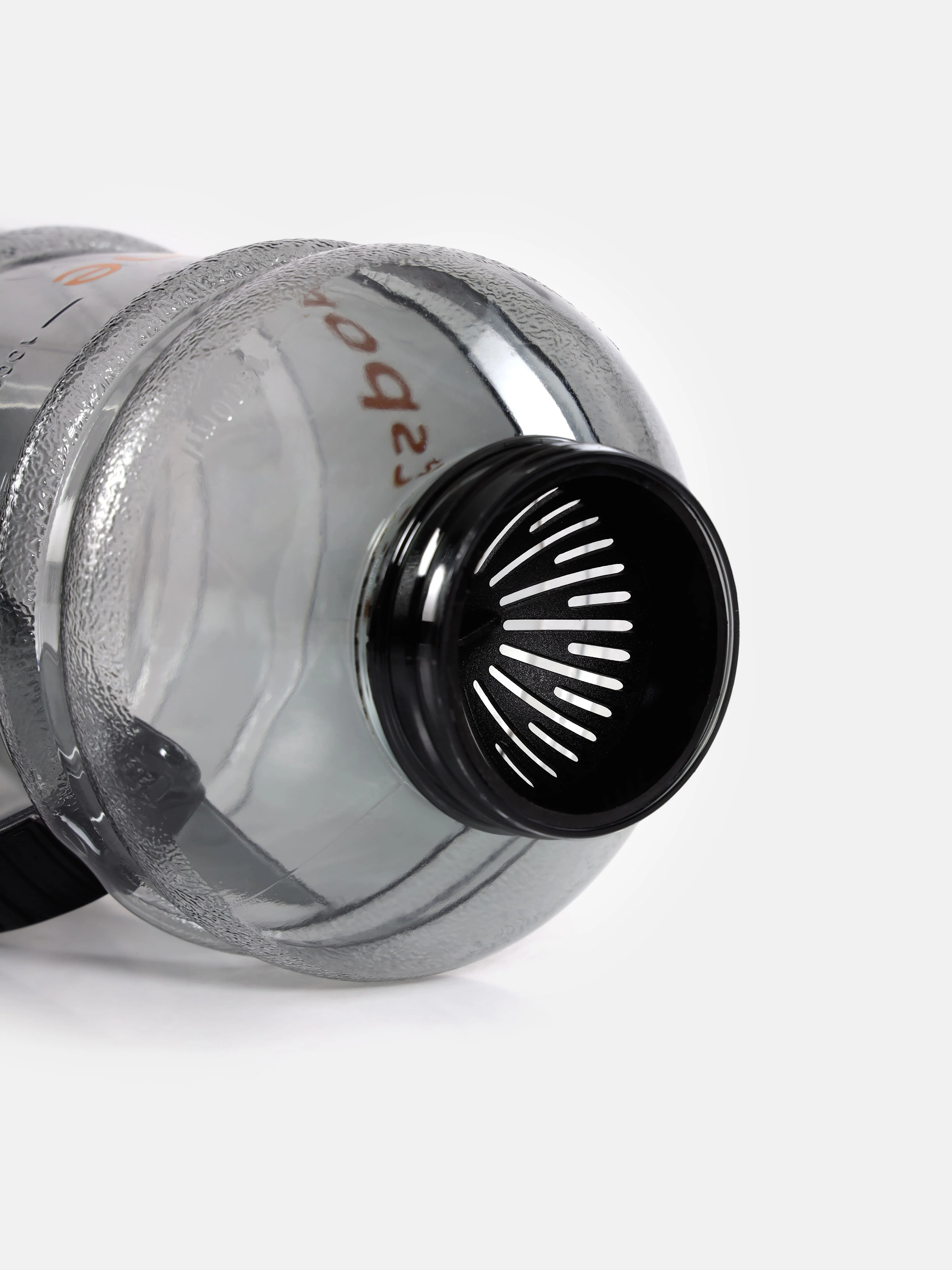 1.5 ltr Spill Proof Flip Top Shaker with Blender Ball - Image 8