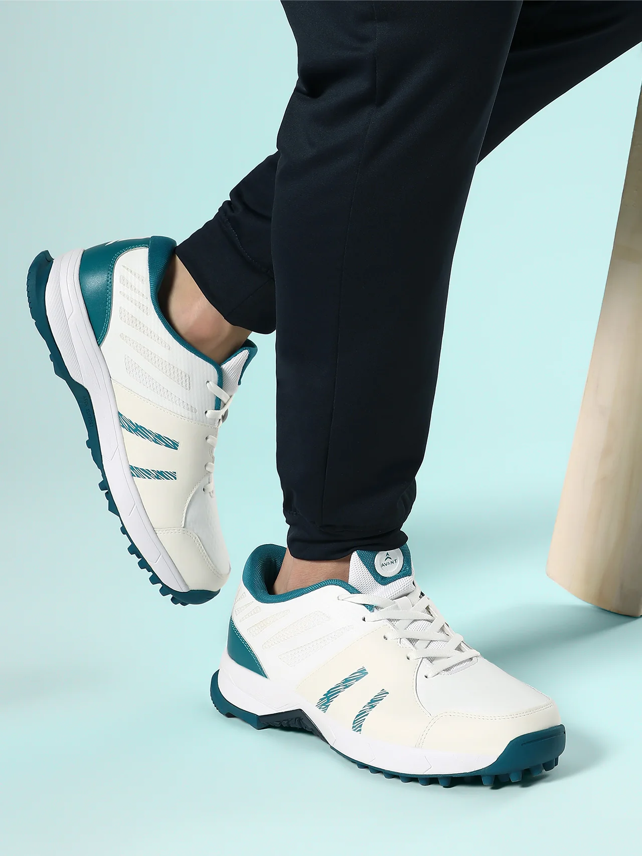 Avant Men's Outfield Cricket Shoes - White/Teal - Image 2