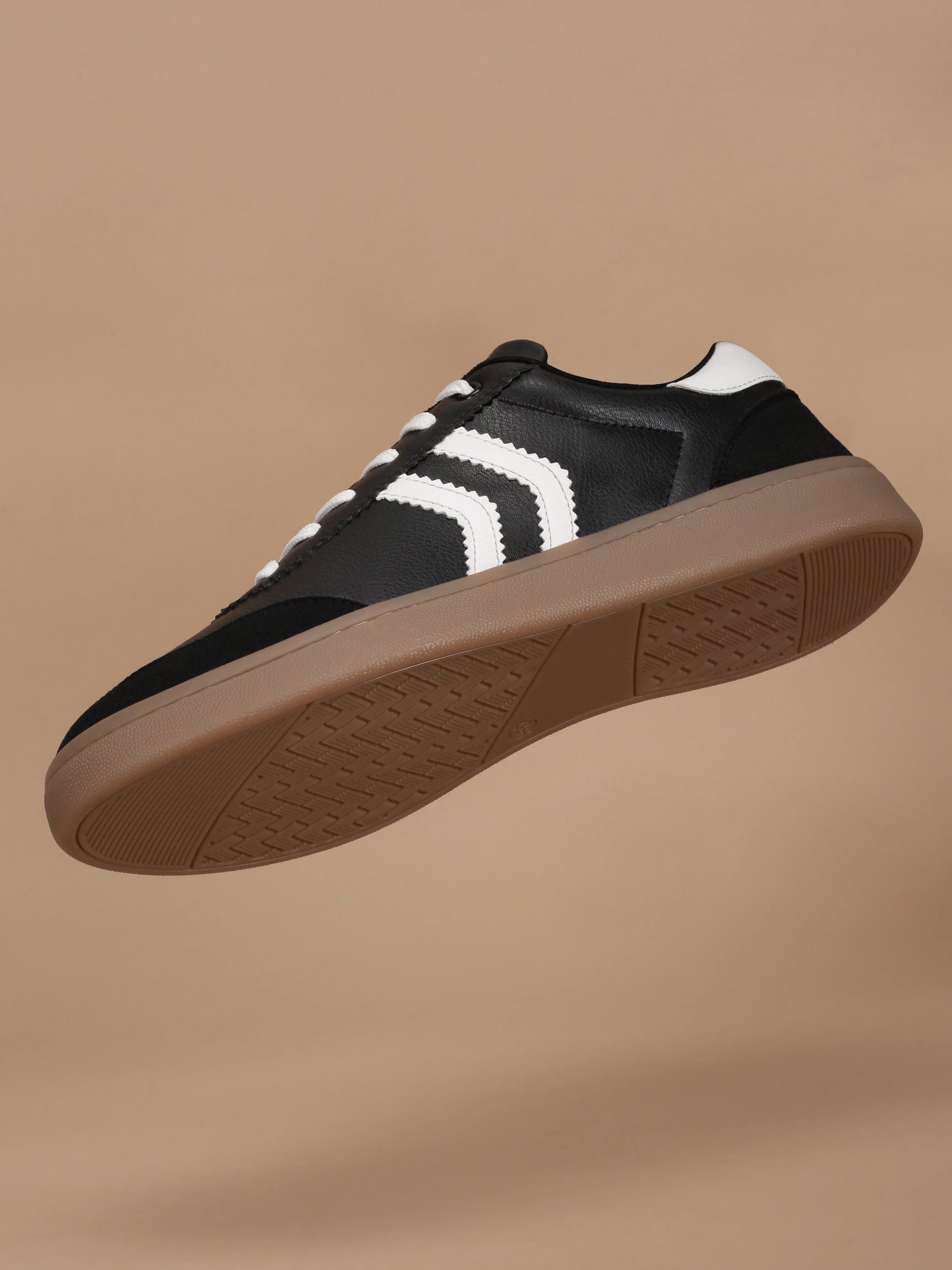 Avant Women's Era Sneakers - Black/White - Image 10