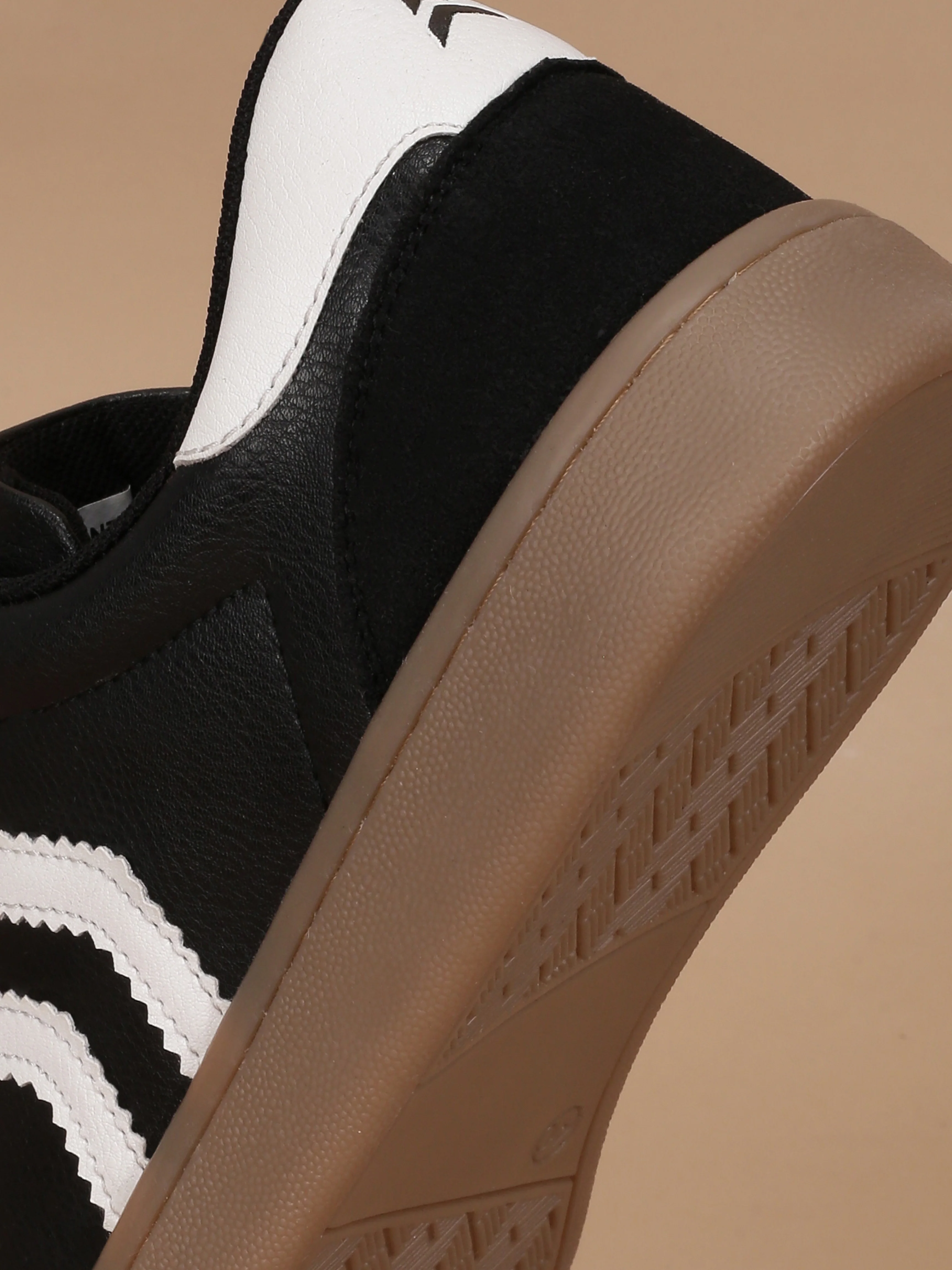 Avant Women's Era Sneakers - Black/White - Image 6