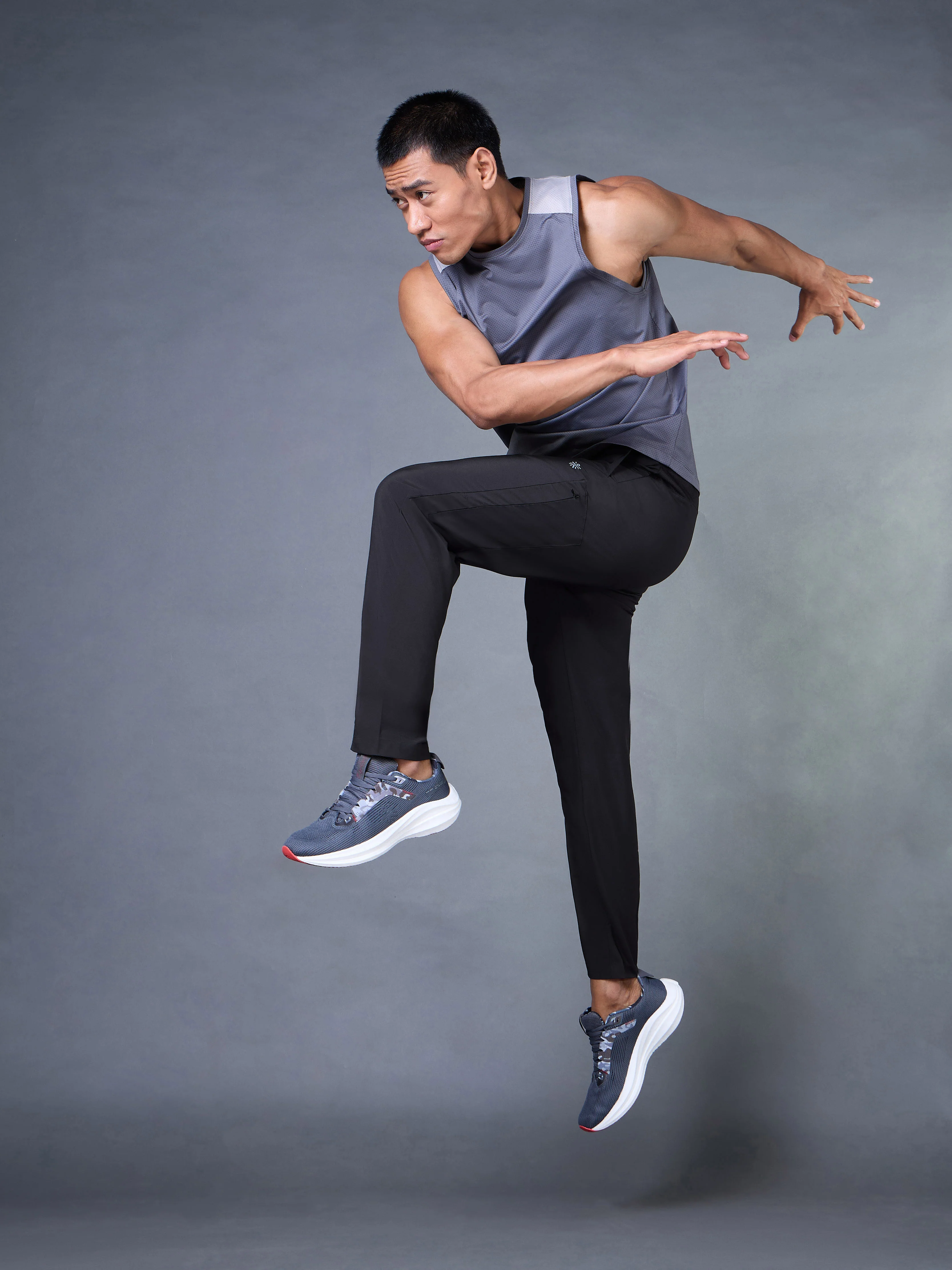Men's Black Run Elevate Trackpants - Image 3