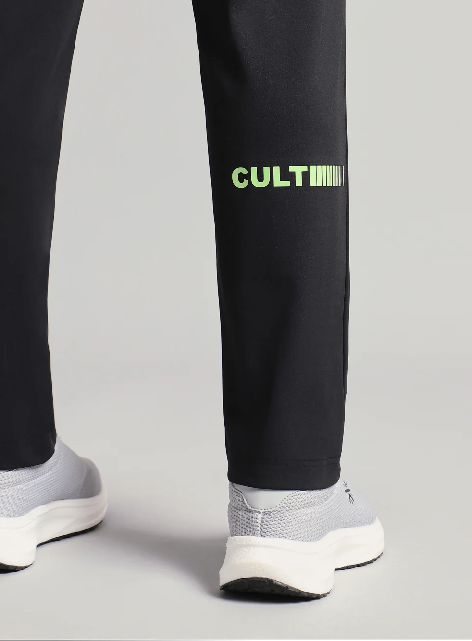 Men's Black Runner's In Motion Graphic Trackpant - Image 10