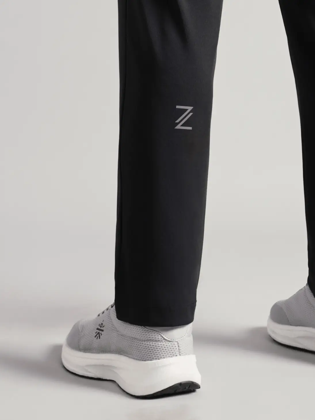 Men's Black Runner's In Motion Graphic Trackpant - Image 9
