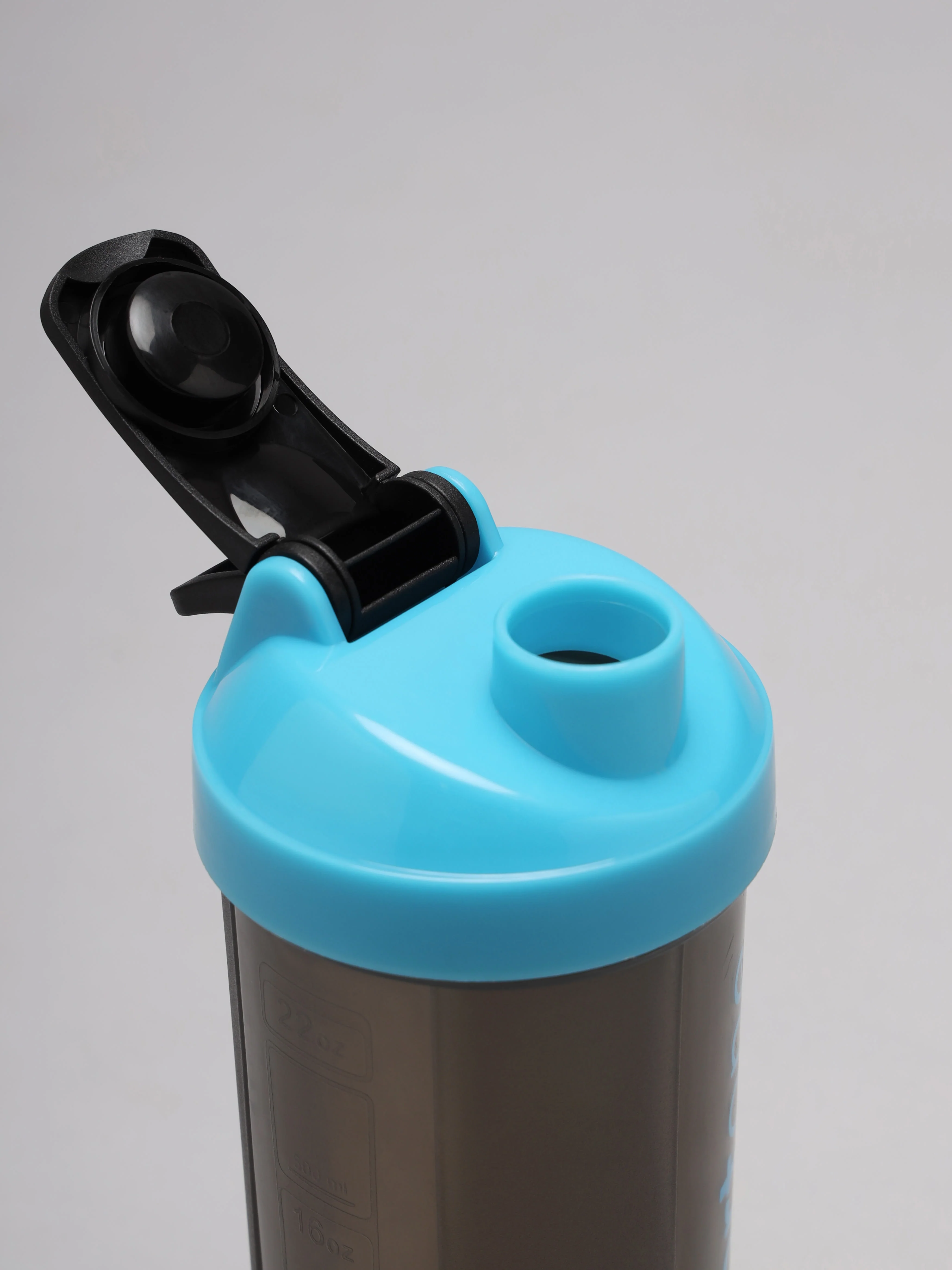 Spill Proof Flip Top Shaker with Blender Ball - Image 5