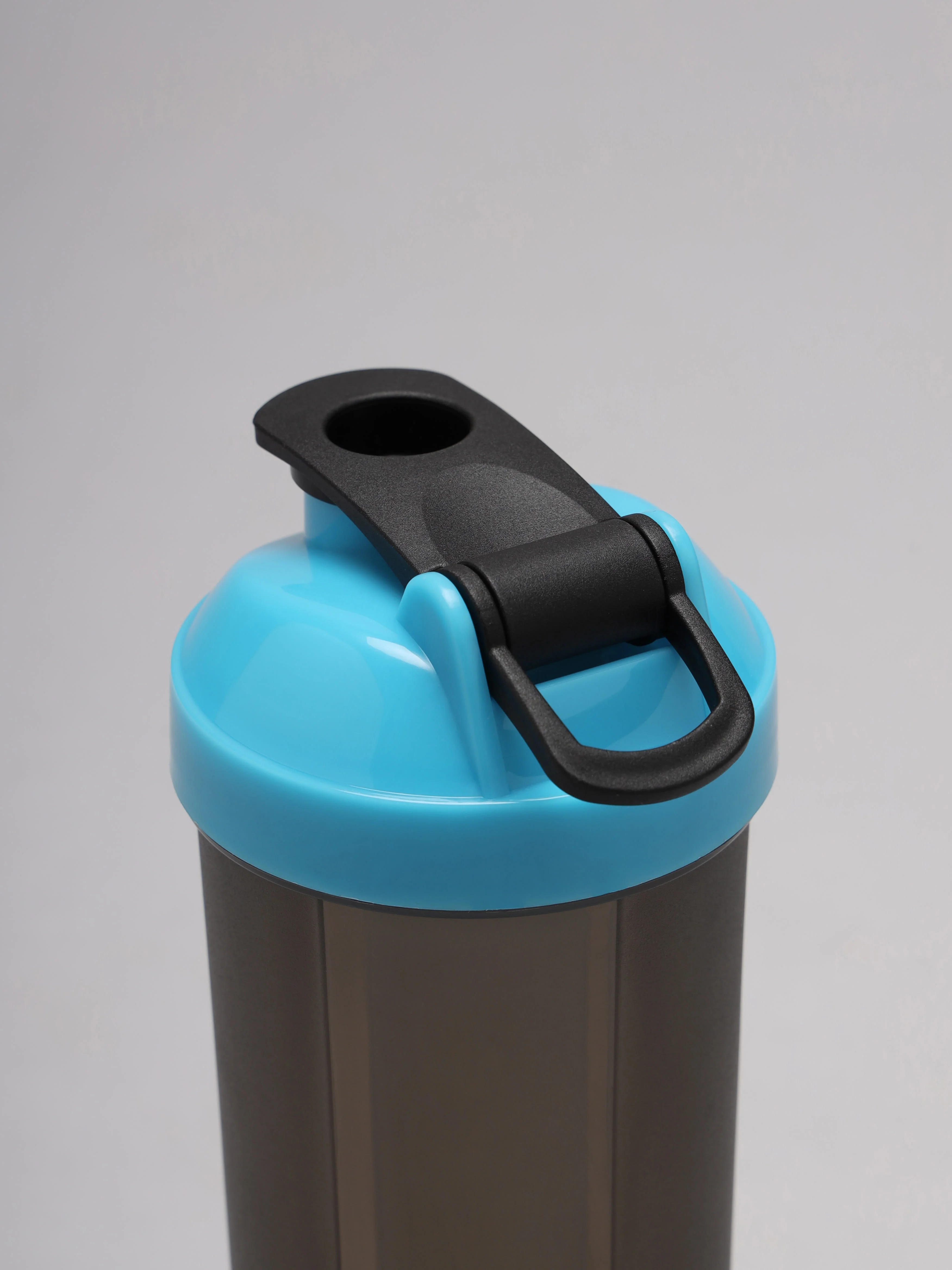 Spill Proof Flip Top Shaker with Blender Ball - Image 6
