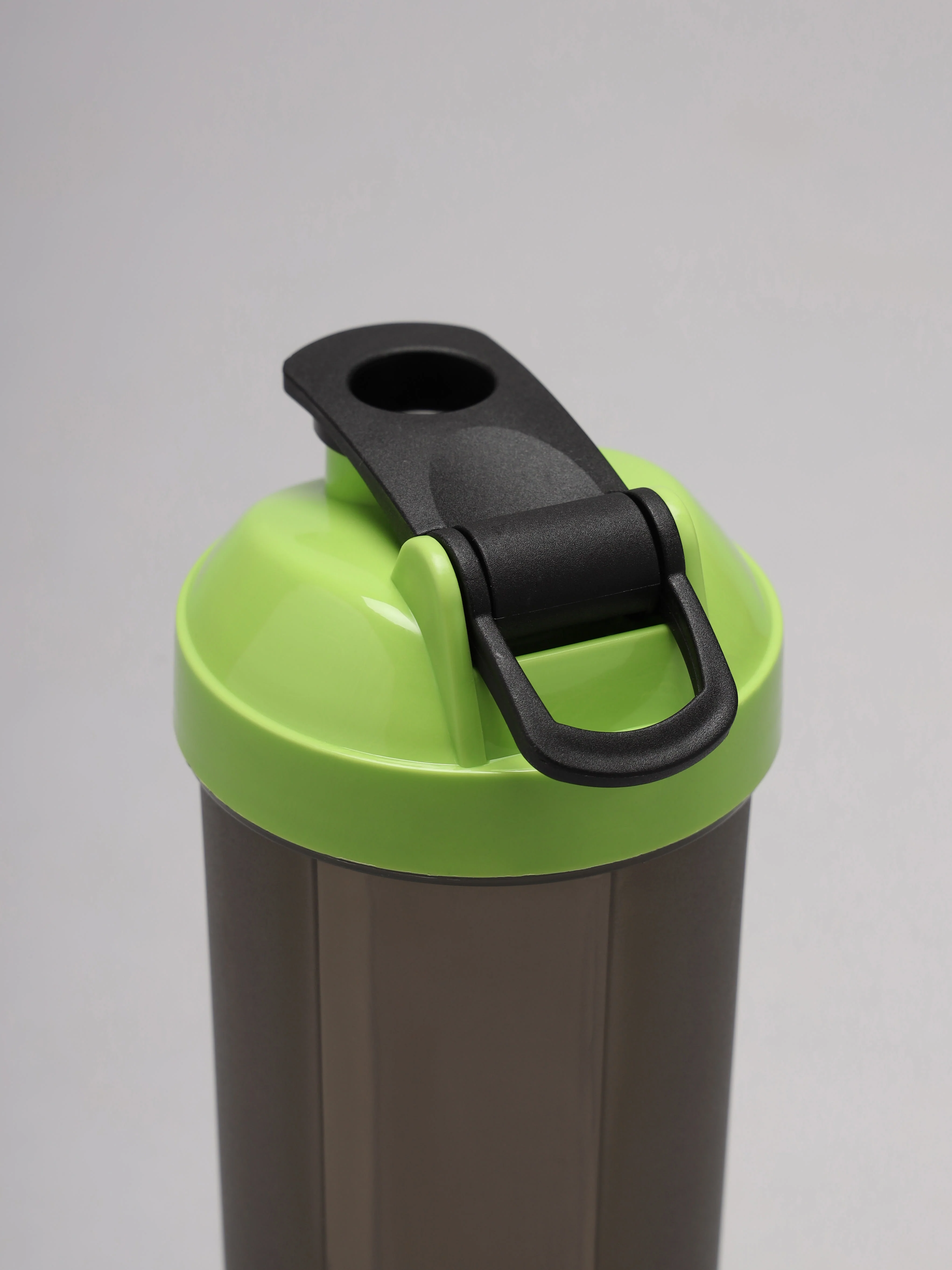 Spill Proof Flip Top Shaker with Blender Ball - Image 6