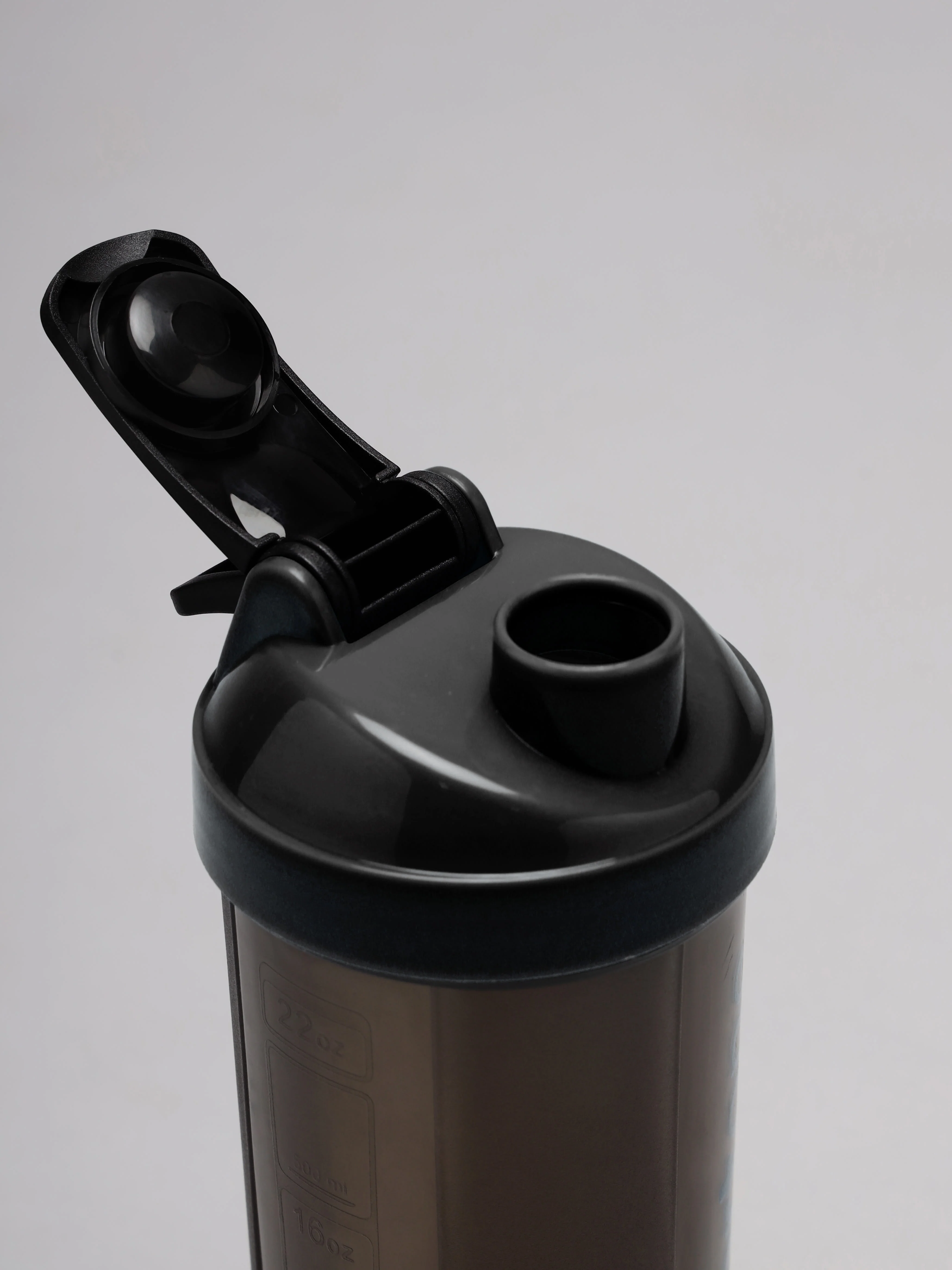 Spill Proof Flip Top Shaker with Blender Ball - Image 5