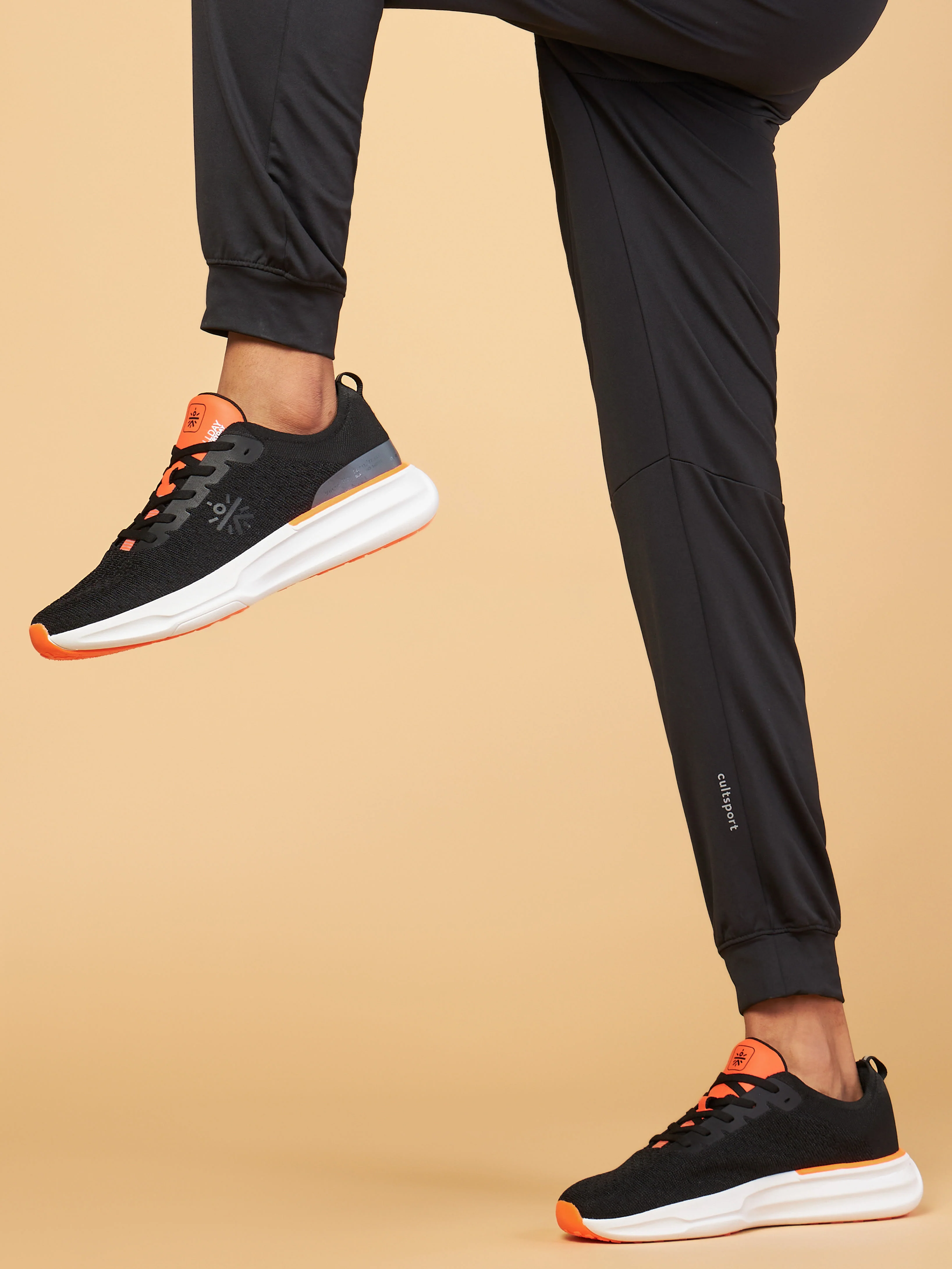 cult Versa Fly Men Running Shoes - Black/Orange - Image 10